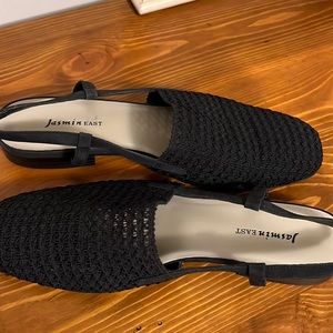 Dress sandal in black.